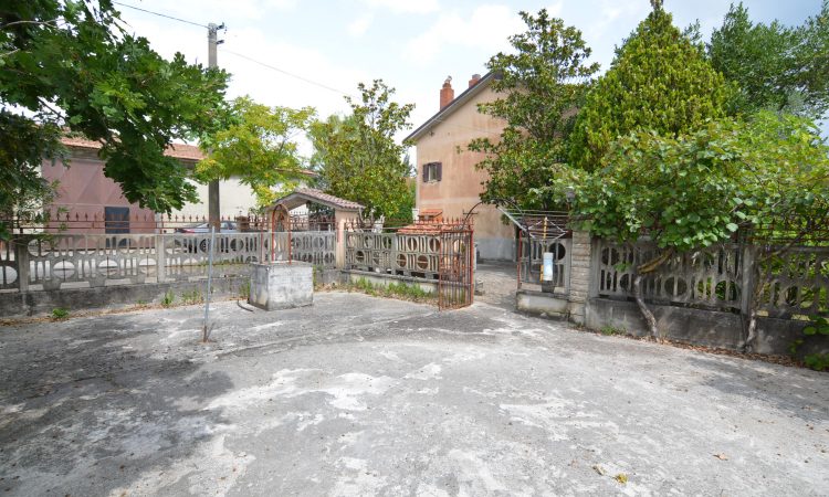 Casa indipendente con terreno a Lioni 2558 - Tutte le immagini