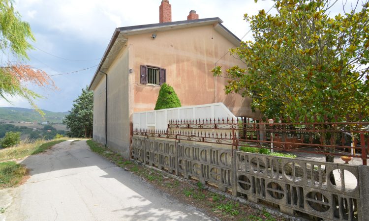 Casa indipendente con terreno a Lioni 2558 - Tutte le immagini